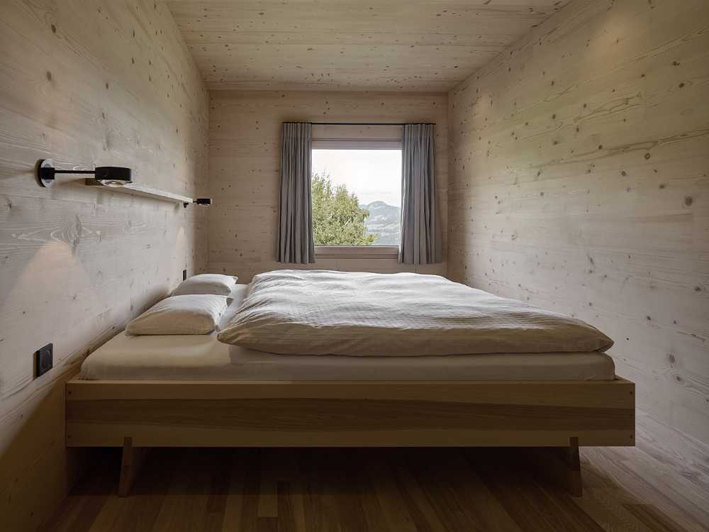 Jeu de hauteurs et de contrastes entre des espaces introvertis et extravertis. Vivre en trois dimensions dans la maison de vacances de Bregenzerwald