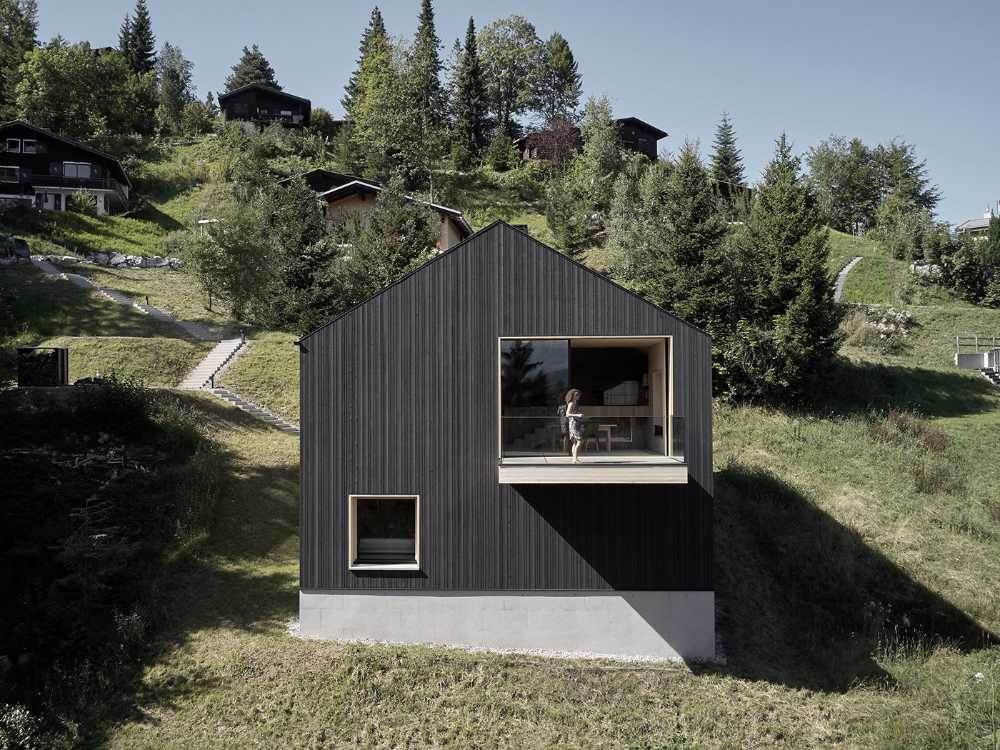 Jeu de hauteurs et de contrastes entre des espaces introvertis et extravertis. Vivre en trois dimensions dans la maison de vacances de Bregenzerwald