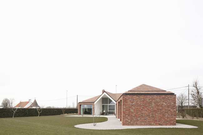 Reestructuración de la Casa TL: de bungalow simple a vivienda.