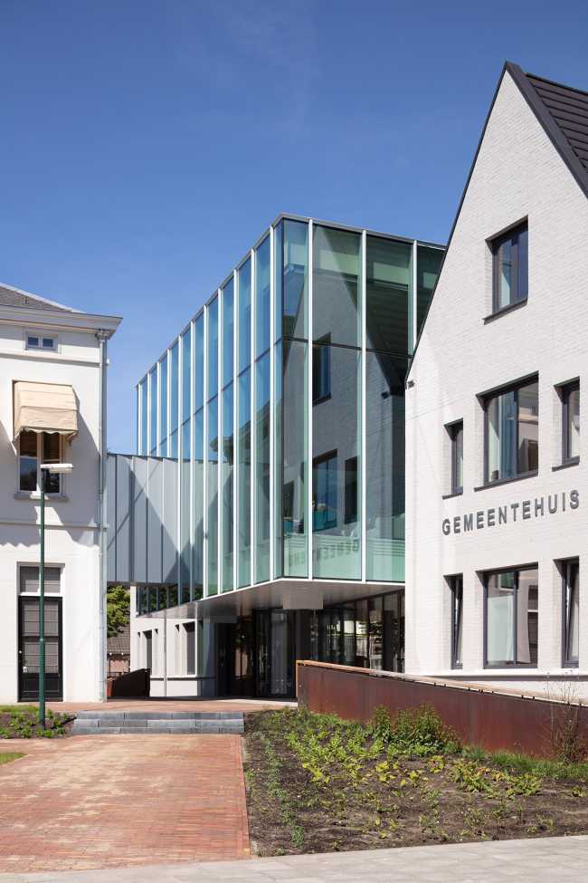 Renovation of Geldrop-Mierlo City Hall. A transparent building structure in order to communicate its civil service