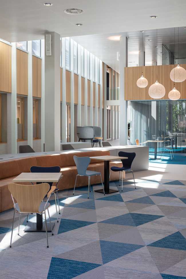 Renovation of Geldrop-Mierlo City Hall. A transparent building structure in order to communicate its civil service