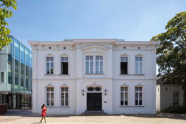 Renovation of Geldrop-Mierlo City Hall. A transparent building structure in order to communicate its civil service