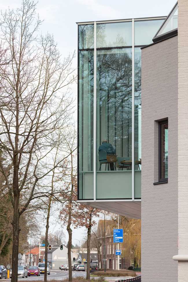 Renovation of Geldrop-Mierlo City Hall. A transparent building structure in order to communicate its civil service