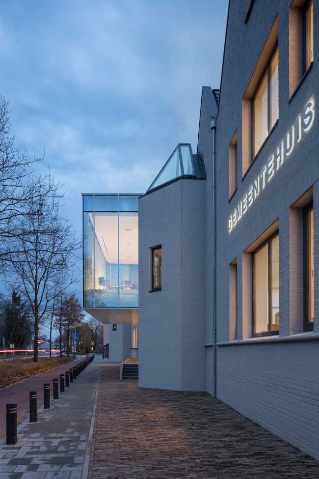 Renovation of Geldrop-Mierlo City Hall. A transparent building structure in order to communicate its civil service