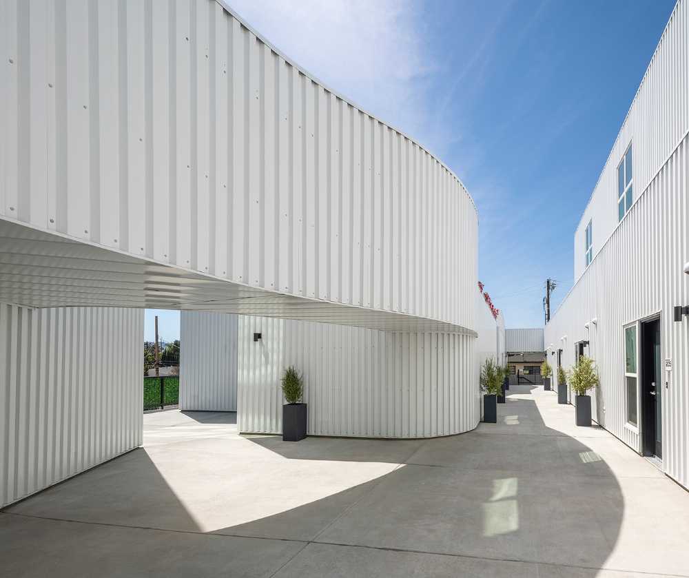 El típico patio americano reinterpretado en el proyecto arquitectónico de Magnolia Hill.