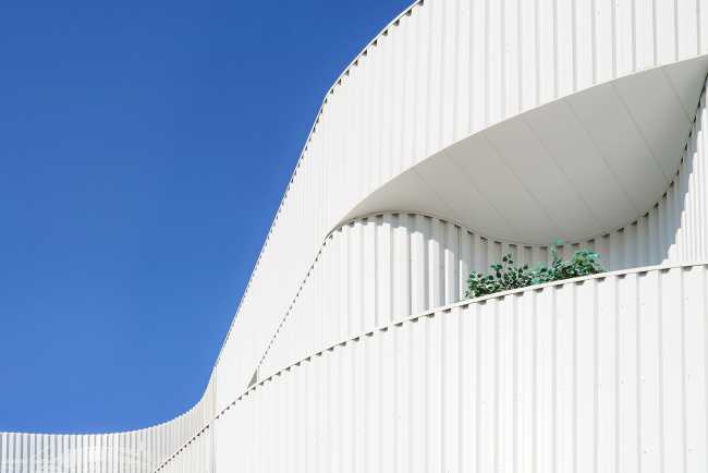 El típico patio americano reinterpretado en el proyecto arquitectónico de Magnolia Hill.