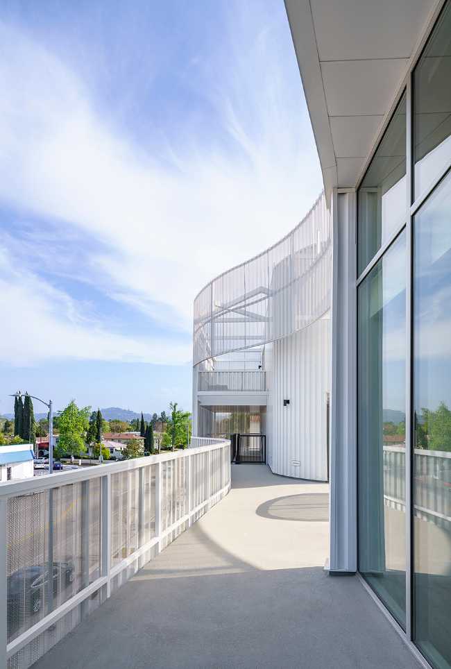 El típico patio americano reinterpretado en el proyecto arquitectónico de Magnolia Hill.