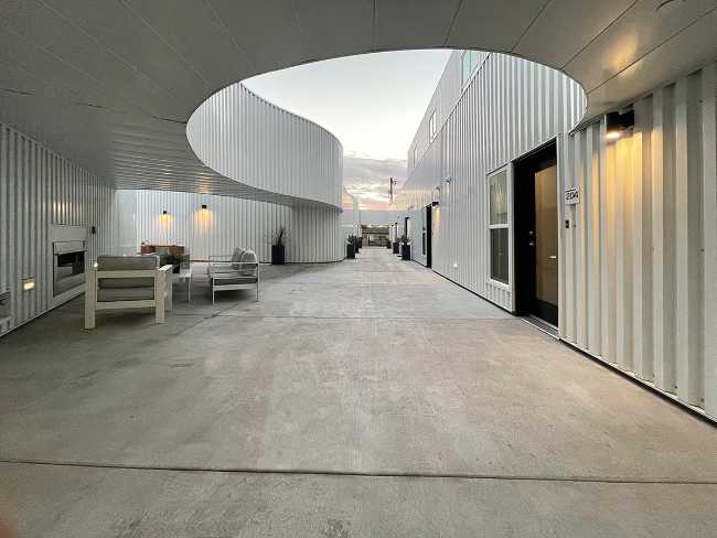 El típico patio americano reinterpretado en el proyecto arquitectónico de Magnolia Hill.