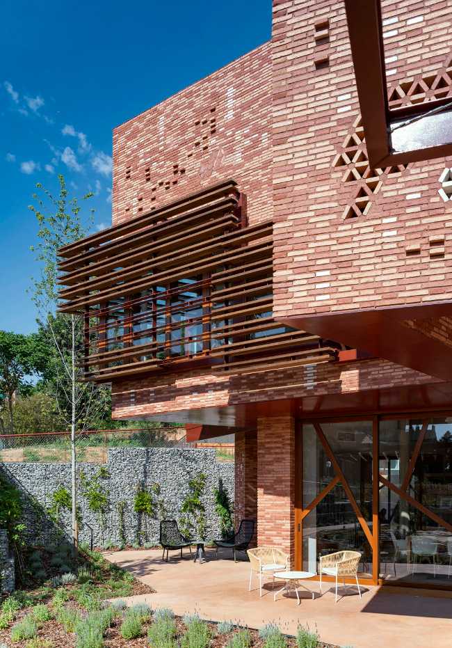 Innovative spaces of special beauty, where flowers and the harmony of place help heal the soul