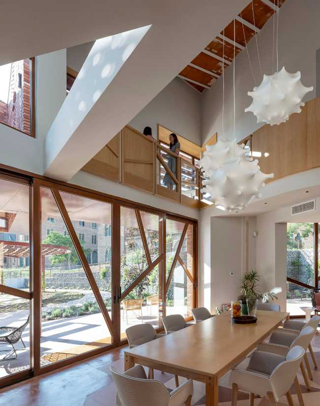 Innovative spaces of special beauty, where flowers and the harmony of place help heal the soul