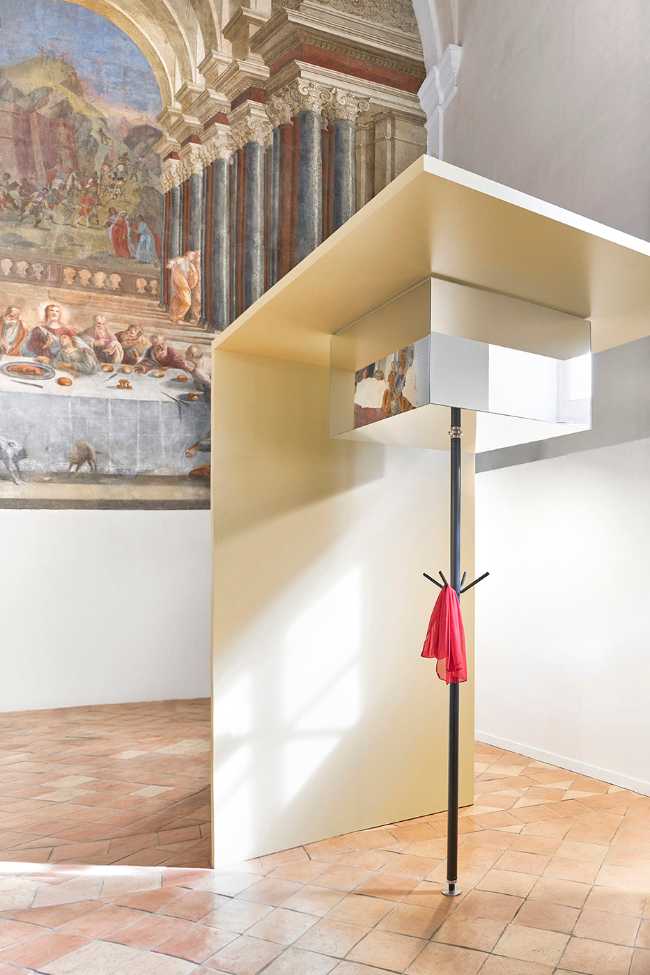 Pole: coat rack or storage space?