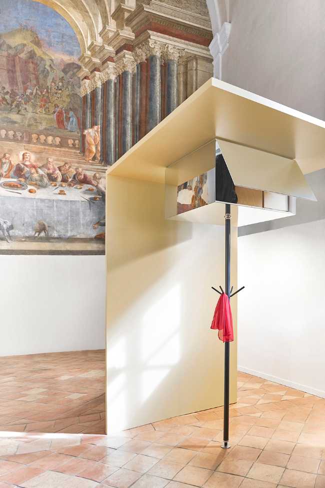 Pole: coat rack or storage space?