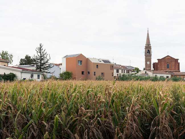 Dialéctica entre arquitectura y paisaje. Residencia de ancianos y Salón Público en el campo lombardo