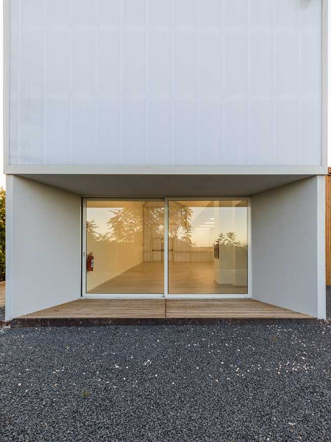Dialéctica entre arquitectura y paisaje. Residencia de ancianos y Salón Público en el campo lombardo