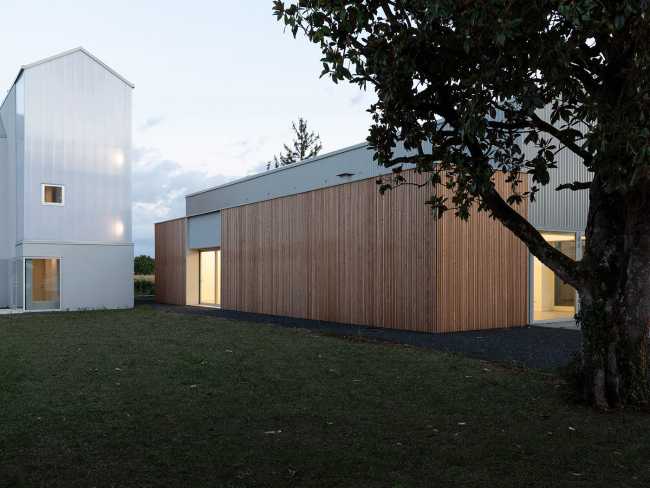 Dialéctica entre arquitectura y paisaje. Residencia de ancianos y Salón Público en el campo lombardo