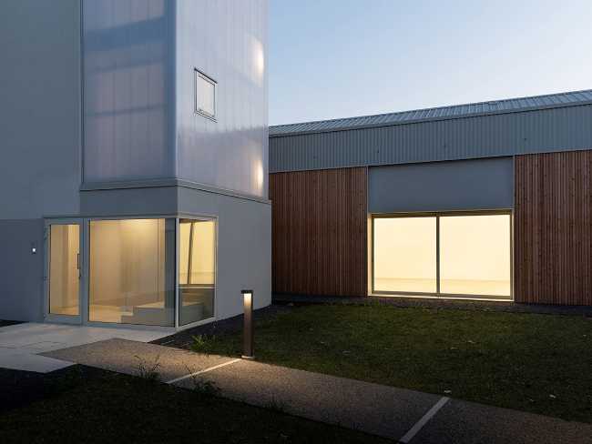 Dialéctica entre arquitectura y paisaje. Residencia de ancianos y Salón Público en el campo lombardo