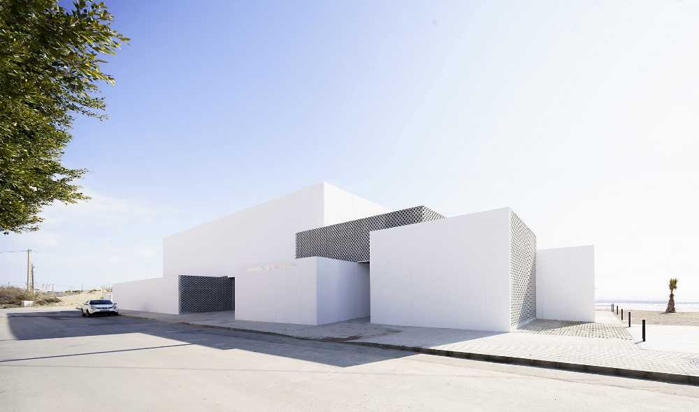 Centro multifuncional en Matagorda. Tetris volumétrico para una arquitectura clara, compacta y orgánica