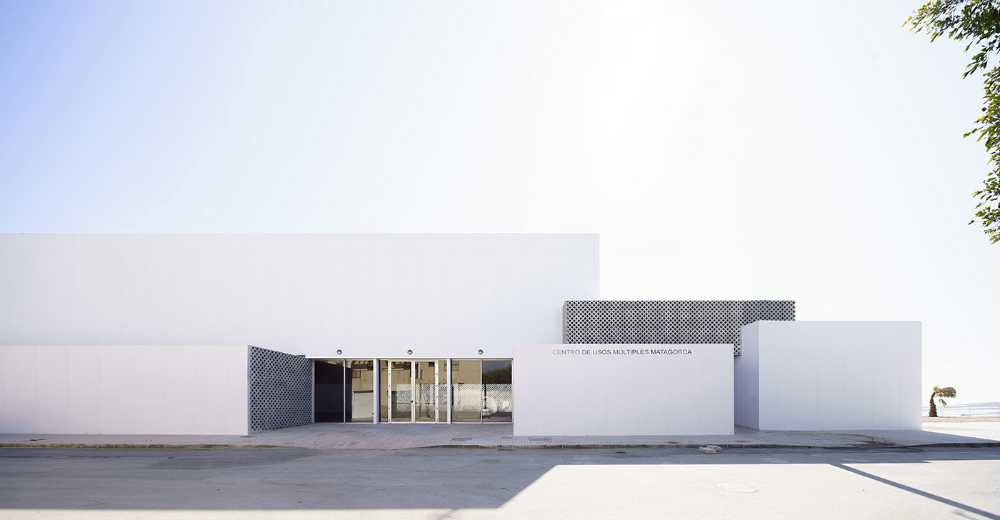 Multipurpose center in Matagorda. A volumetric tetris concept of a clear, compact and organic architecture