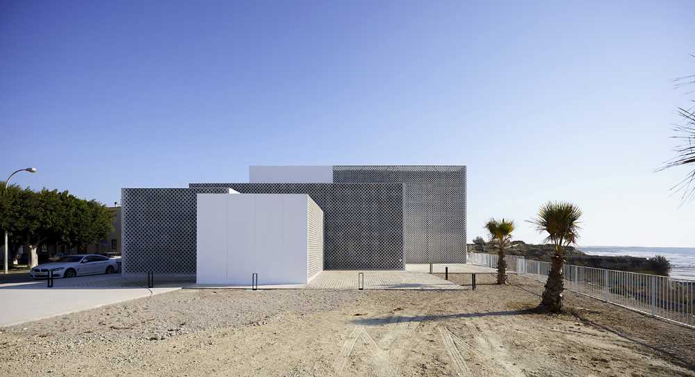 Multipurpose center in Matagorda. A volumetric tetris concept of a clear, compact and organic architecture