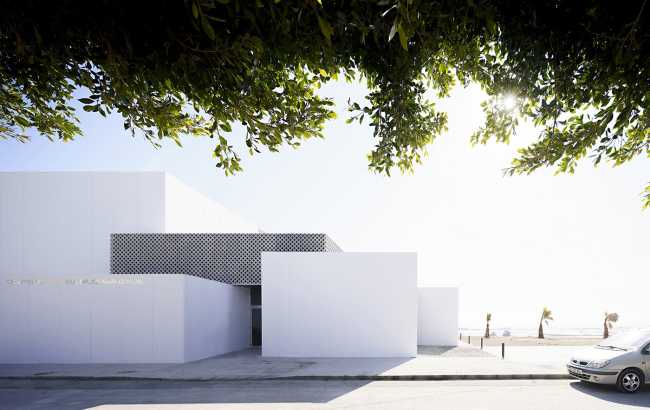 Multipurpose center in Matagorda. A volumetric tetris concept of a clear, compact and organic architecture