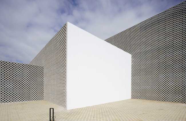 Multipurpose center in Matagorda. A volumetric tetris concept of a clear, compact and organic architecture