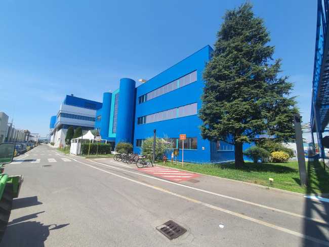 Restyling della facciata di STMicroelectronics. Primer nanotecnologici regalano nuova vita al colore