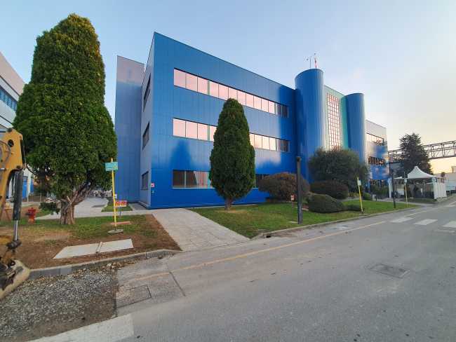 Restyling della facciata di STMicroelectronics. Primer nanotecnologici regalano nuova vita al colore