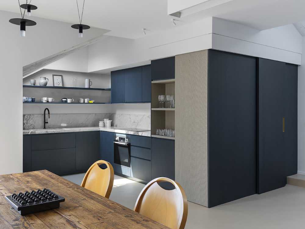 Mobiliario sartorial y espacios estimulantes en el Apartamento GN. Metamorfosis de un ático en el corazón de Turín