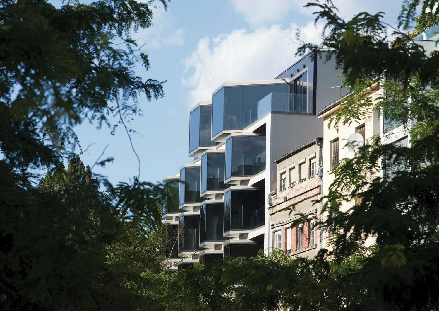 Three-dimensionality and play of volumes on the facade. The residential building Interpolation B