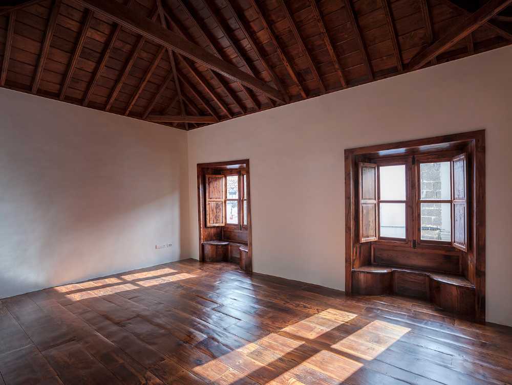 Tabares de Cala house, la casa che si riappropria della sua funzione dopo decenni di abbandono