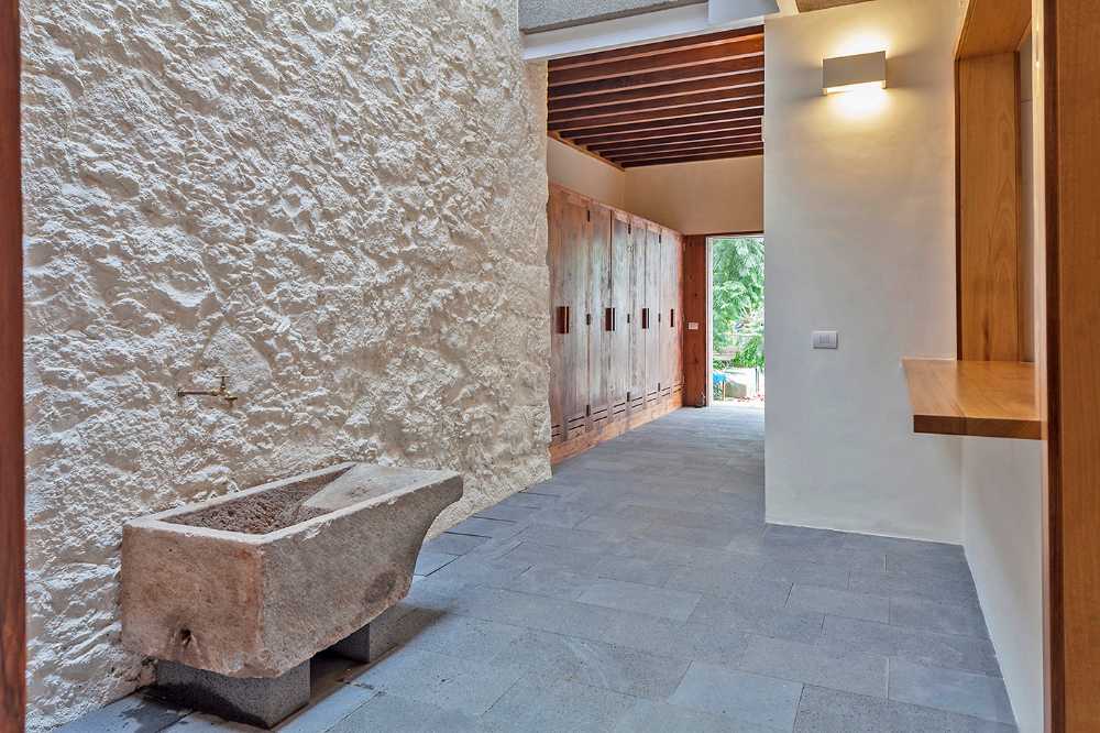 Tabares de Cala house, la casa che si riappropria della sua funzione dopo decenni di abbandono