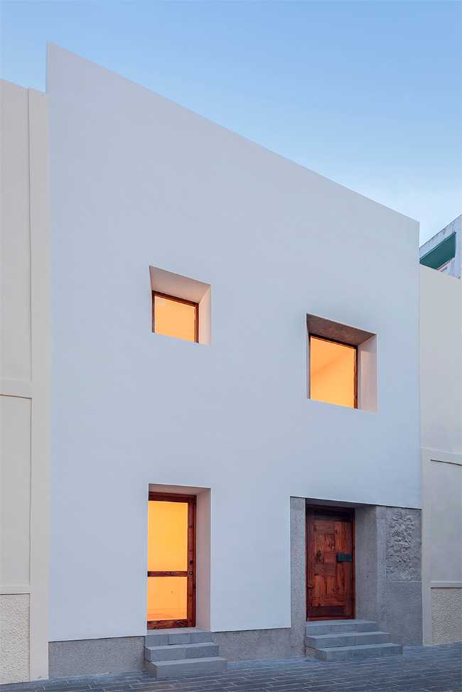 The house Tabares de Cala reclaims its function after decades of neglect