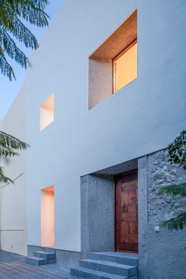 The house Tabares de Cala reclaims its function after decades of neglect