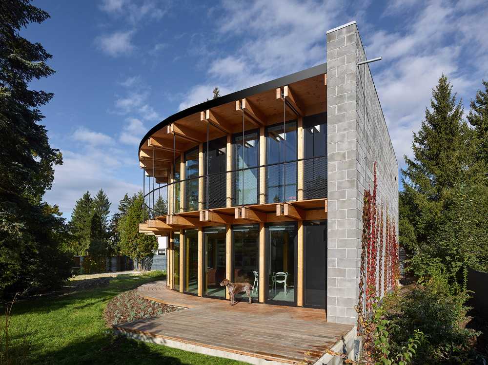 Luce, calore, terra e acqua. Una casa che si apre al sole riflettendo lo stile di vita ecologico dei suoi abitanti