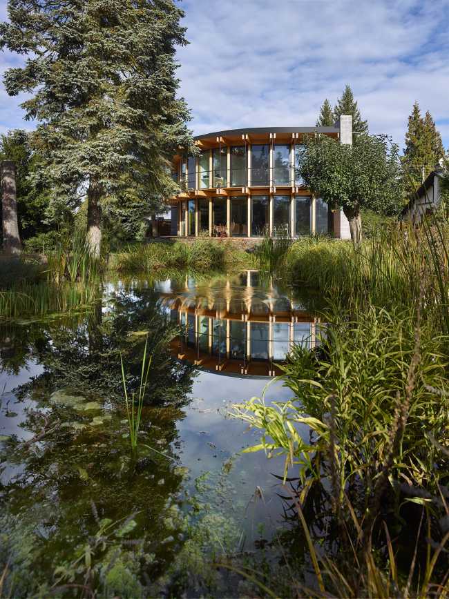 Luce, calore, terra e acqua. Una casa che si apre al sole riflettendo lo stile di vita ecologico dei suoi abitanti