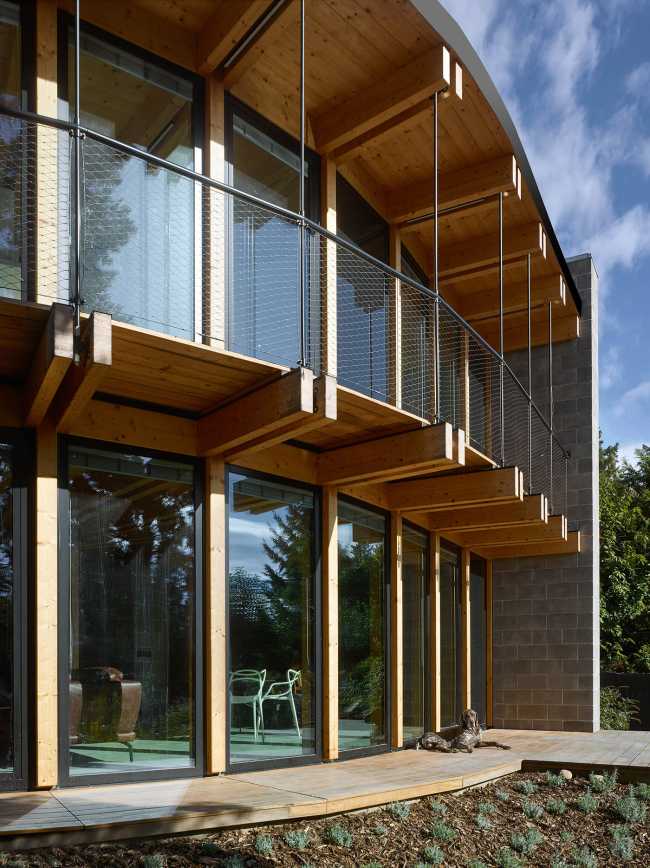 Luce, calore, terra e acqua. Una casa che si apre al sole riflettendo lo stile di vita ecologico dei suoi abitanti