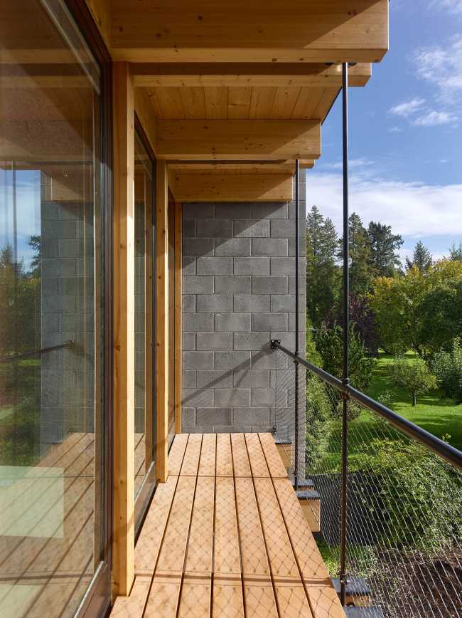 Luce, calore, terra e acqua. Una casa che si apre al sole riflettendo lo stile di vita ecologico dei suoi abitanti