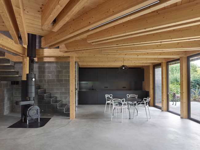 Luce, calore, terra e acqua. Una casa che si apre al sole riflettendo lo stile di vita ecologico dei suoi abitanti