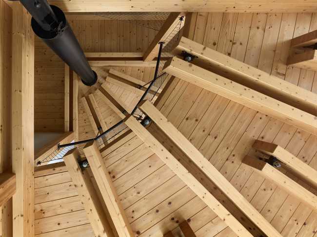 Luce, calore, terra e acqua. Una casa che si apre al sole riflettendo lo stile di vita ecologico dei suoi abitanti