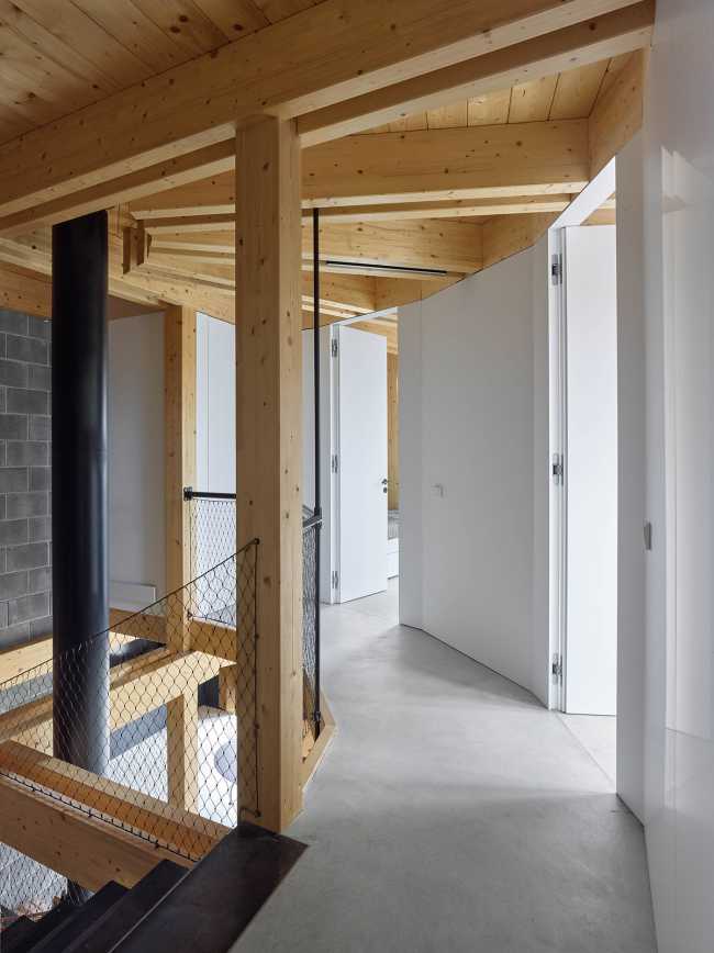 Luce, calore, terra e acqua. Una casa che si apre al sole riflettendo lo stile di vita ecologico dei suoi abitanti