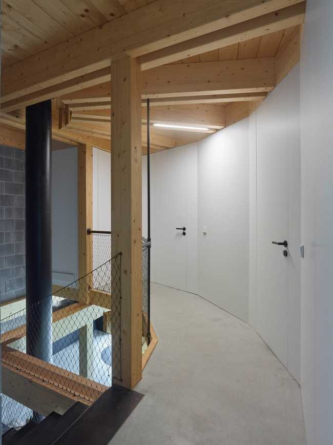 Luce, calore, terra e acqua. Una casa che si apre al sole riflettendo lo stile di vita ecologico dei suoi abitanti