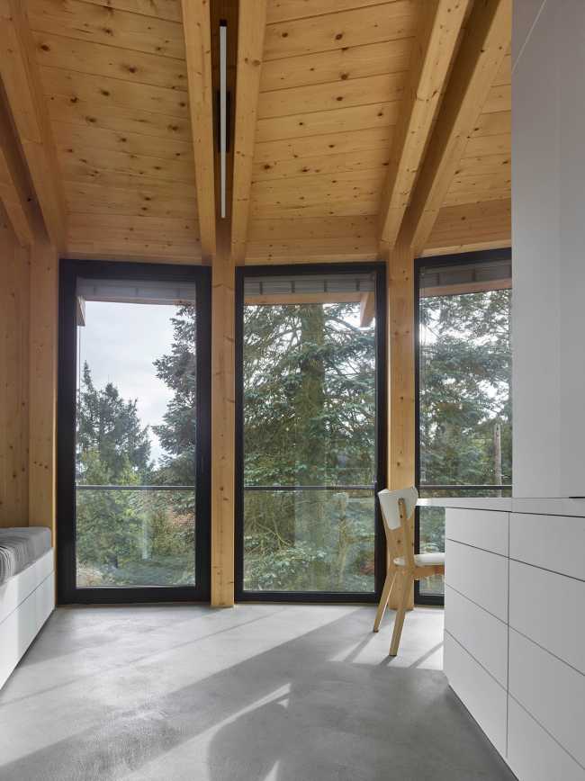 Luce, calore, terra e acqua. Una casa che si apre al sole riflettendo lo stile di vita ecologico dei suoi abitanti