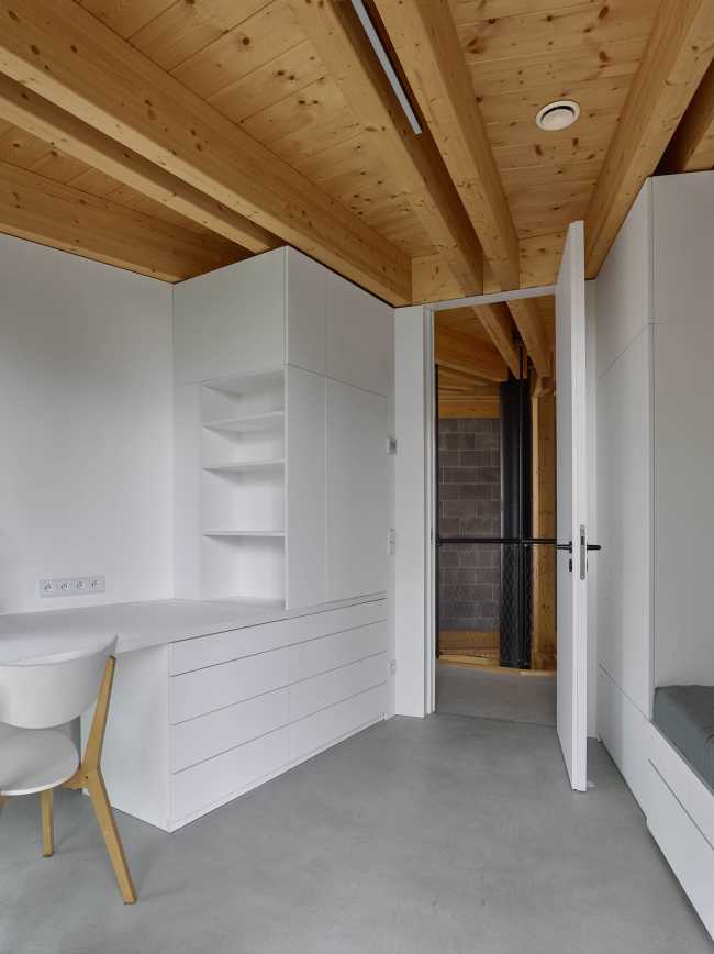 Luce, calore, terra e acqua. Una casa che si apre al sole riflettendo lo stile di vita ecologico dei suoi abitanti