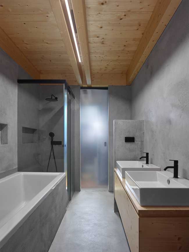 Luce, calore, terra e acqua. Una casa che si apre al sole riflettendo lo stile di vita ecologico dei suoi abitanti