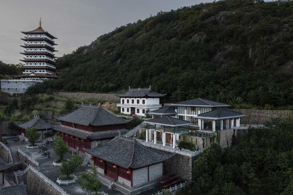 The Fang Zhang Building, an organic unity of form and content. Space inspired by the kong-vacuum concept in order to transcend the mundane