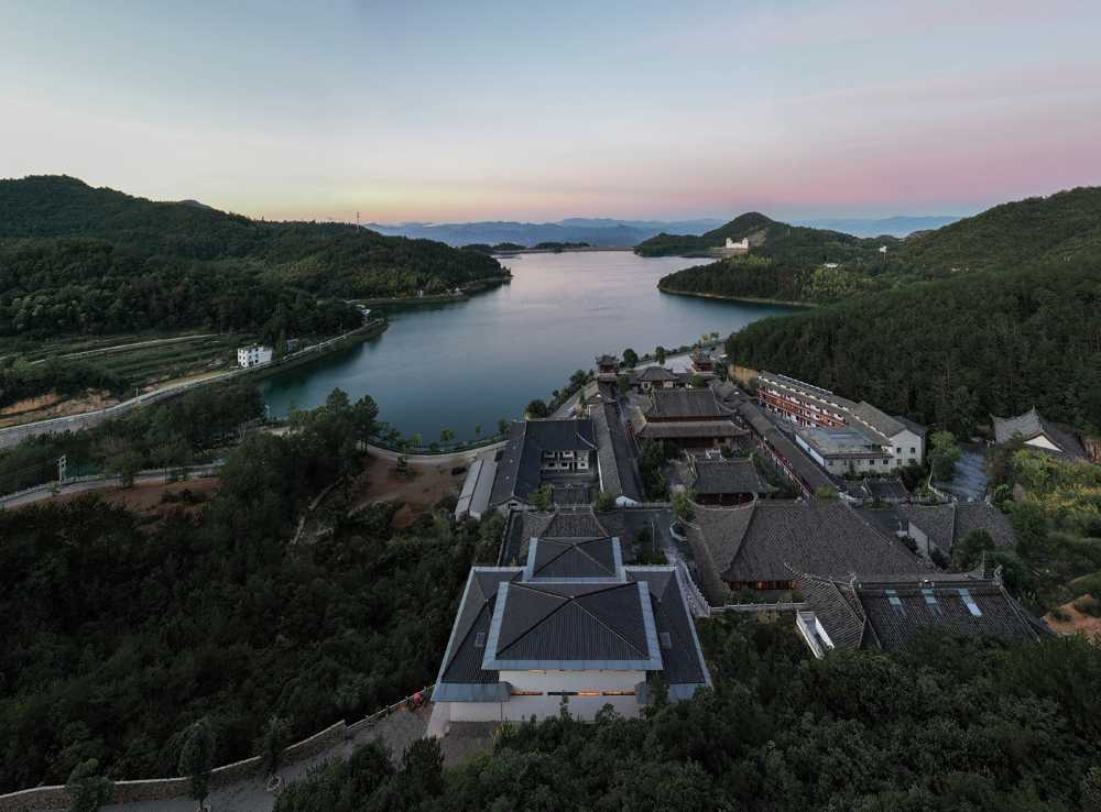 The Fang Zhang Building, an organic unity of form and content. Space inspired by the kong-vacuum concept in order to transcend the mundane