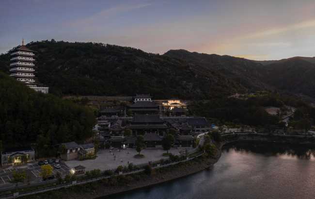 The Fang Zhang Building, an organic unity of form and content. Space inspired by the kong-vacuum concept in order to transcend the mundane