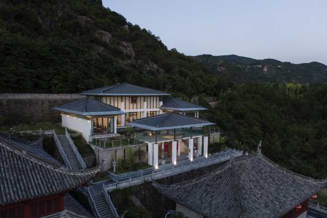 The Fang Zhang Building, an organic unity of form and content. Space inspired by the kong-vacuum concept in order to transcend the mundane