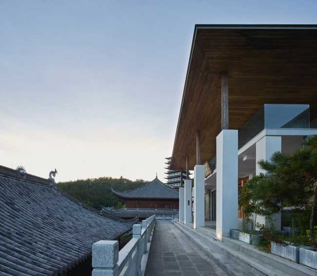 The Fang Zhang Building, an organic unity of form and content. Space inspired by the kong-vacuum concept in order to transcend the mundane