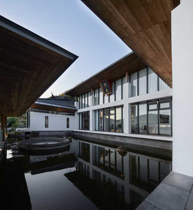 The Fang Zhang Building, an organic unity of form and content. Space inspired by the kong-vacuum concept in order to transcend the mundane